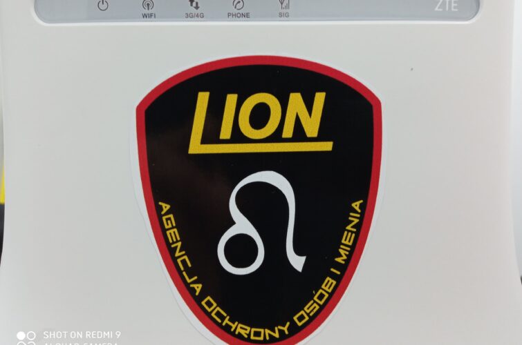 logo Lion na urządzeniu monitorującym