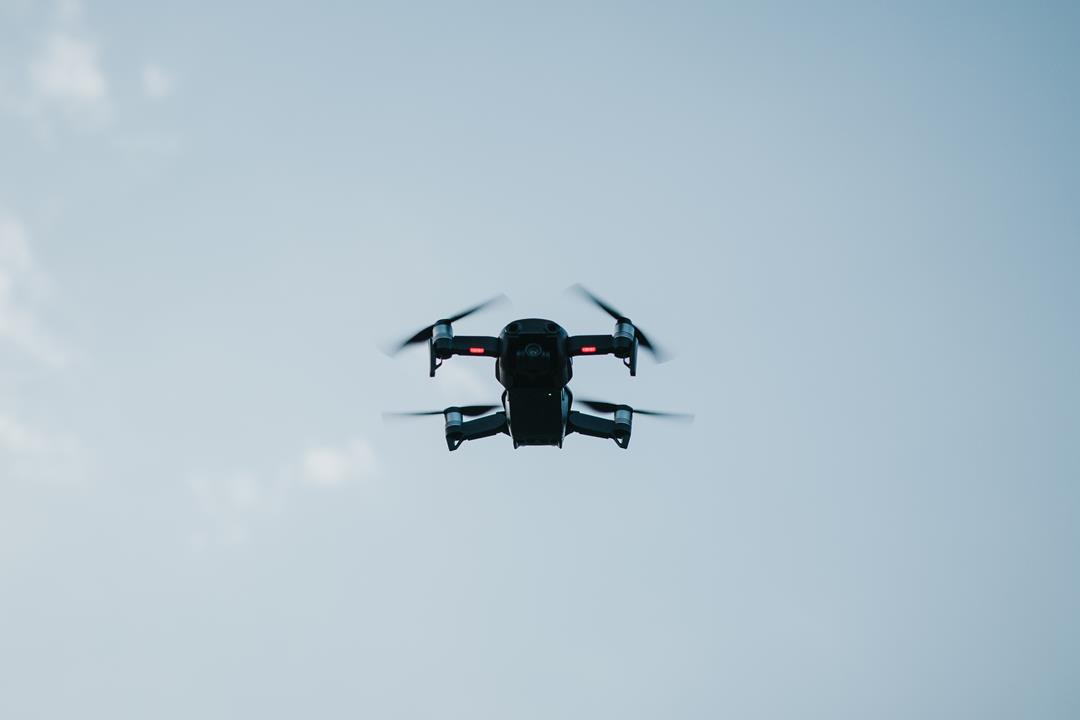 dron w powietrzu podczas monitoringu kopalni