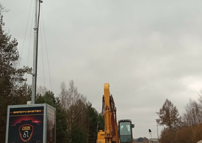 Wieża LionTower ochraniająca plac budowy